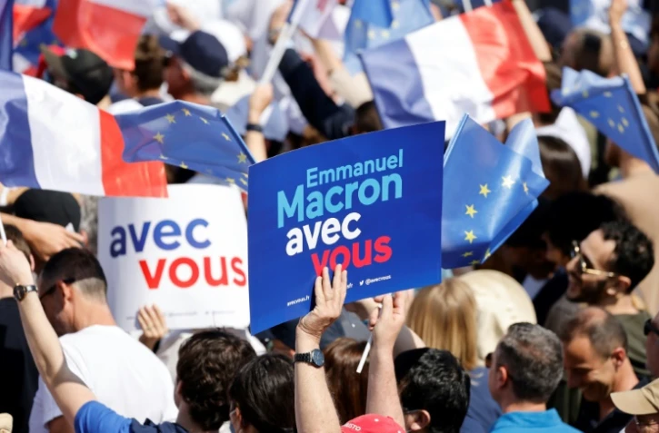 Des supporters d'Emmanuel Macron brandissent des pancartes en faveur du président candidat à sa réélection, lors de son meeting à Marseille, le 16 avril 2022