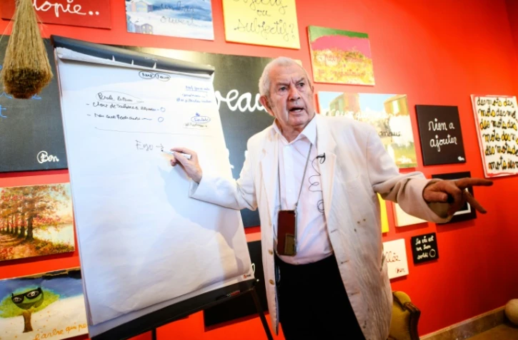 Benjamin Vautier, alias Ben, présente son exposition "On est tous fous", au musée des arts naïfs Anatole Jakovsky, à Nice (Alpes-Maritimes), le 12 mai 2023