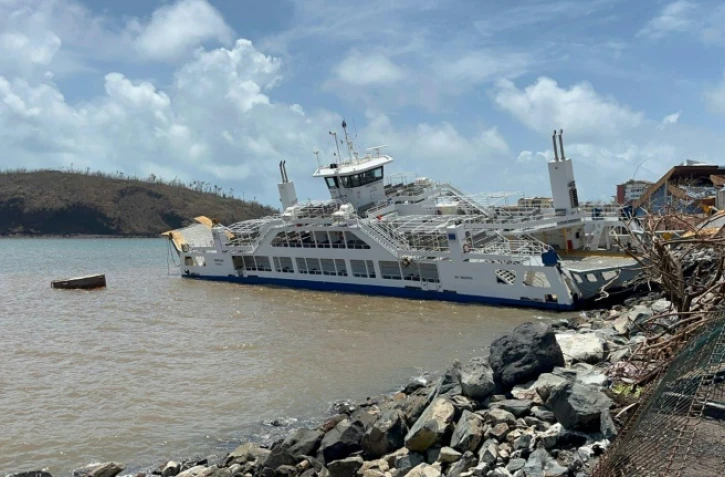 Un ferry inter-îles échoué près de la capitale Mamoudzou après le passage du cyclone Chido à Mayotte, dans l'océan Indien, le 15 décembre 2024