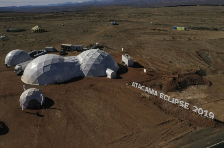 Vue aérienne le 1er juillet 2019 du campement astronomique de Vallenar, dans le désert d'Atacama, au Chili, où l'on attent des milliers de touristes pour observer le 2 juillet 2019 une éclipse totale de soleil