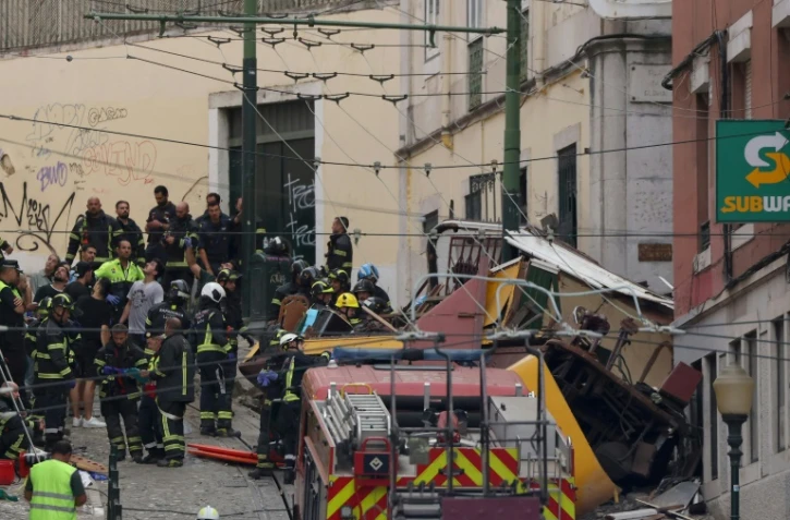 Police et pompiers sur le site de l'accident de funiculaire qui a fait plusieurs morts à Lisbonne, au Portugal, le 3 septembre 2025