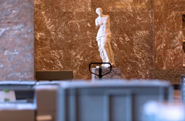 La "Vénus de Milo" au milieu des caisses en plastique et des armoires à roulettes au Louvre à Paris, le 3 mai 2016