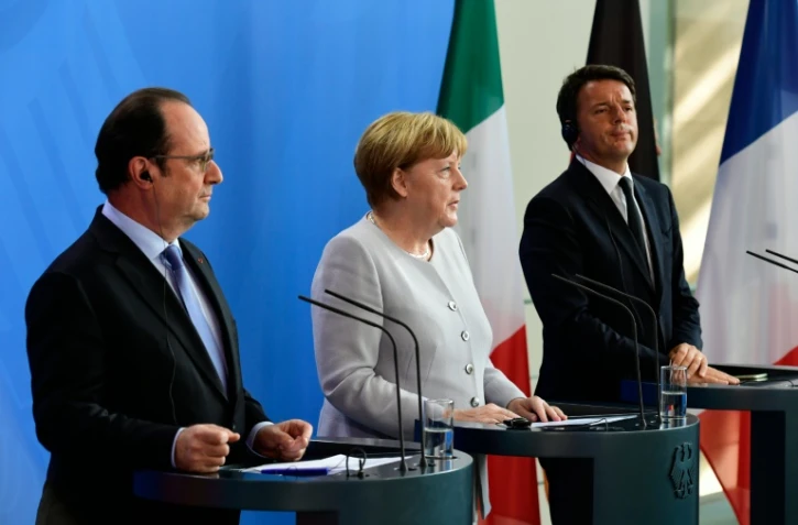 La chancelière allemande Angela Merkel (centre) pendant une conférence de presse à Berlin au côté du président français François Hollande et du Premier ministre italien Matteo Renzi, le 27 juin 2016