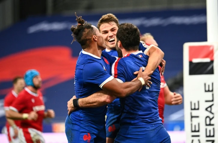 Les Français Teddy Thomas (g), Antoine Dupont (c) et Charles Ollivon se congratulent après un essai contre le pays de Galles dans le Tournoi des six nations, le 24 octobre 2020 au Stade de France    