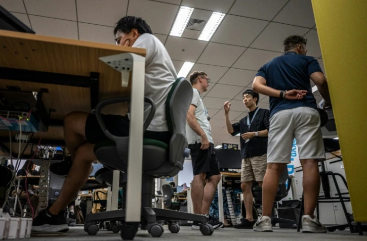 Des fonctionnaires en shorts, t-shirt et baskets, dans les bureaux du siÚge du gouvernement métropolitain de Tokyo,dans le cadre de l'initiative "Cool Biz" le 14 juillet 2026 lors d'une vague de fortes chaleurs