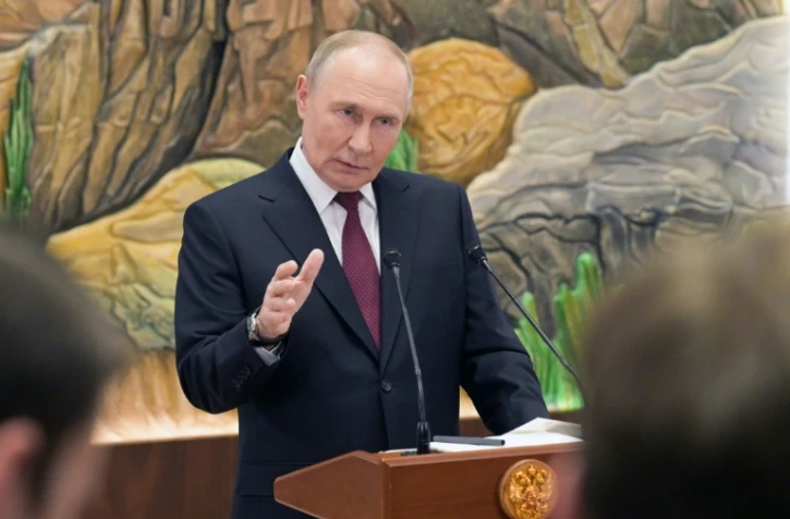 Photo diffusée par l'agence de presse russe Sputnik montrant le président russe Vladimir Poutine s'adressant aux médias russes à Bichkek, le 27 novembre 2025 au Kirghizstan