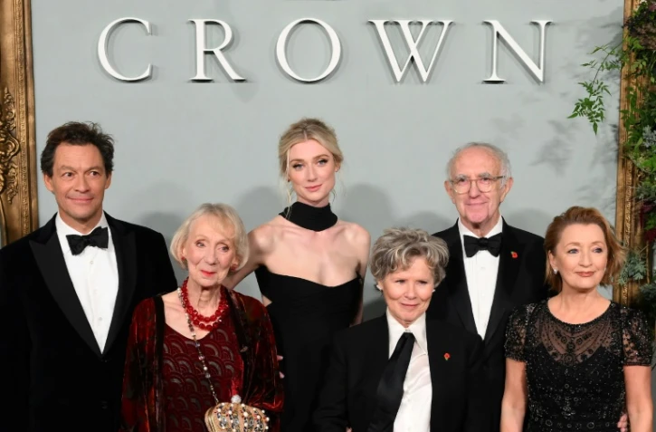 De gauche à droite, les acteurs de la série "The Crown" Dominic West, Marcia Warren, Elizabeth Debicki, Imelda Staunton, Jonathan Pryce et Lesley Manville