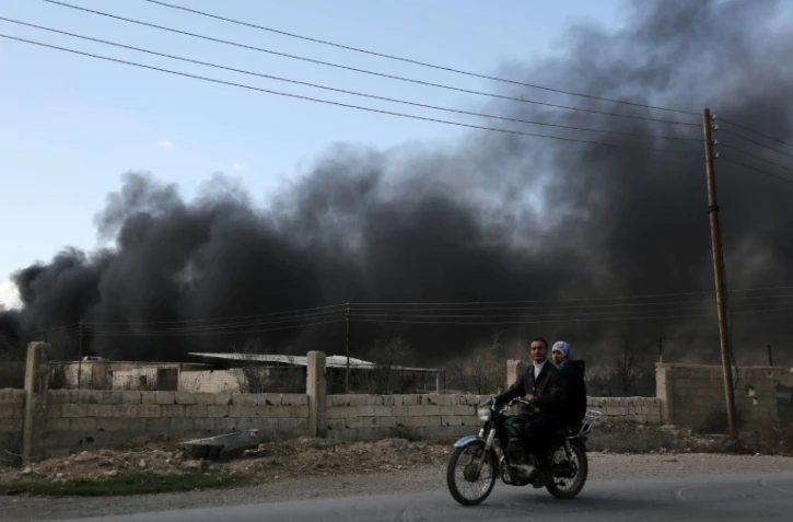 Fumée provenant de raids aériens qui ont frappé le village de al-Chifouniya dans la banlieue de Damas, le 1er juin 2016