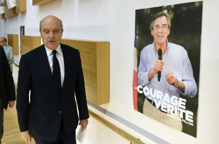 Alain Juppé devant une affiche électorale de François Fillon le 16 février 2017 à Bordeaux
