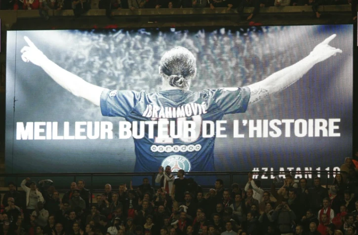 Hommage à Zlatan Ibrahimovic au Parc des Princes, nouveau meilleur buteur de l'histoire du PSG, lors du match contre l'OM le 4 octobre 2015