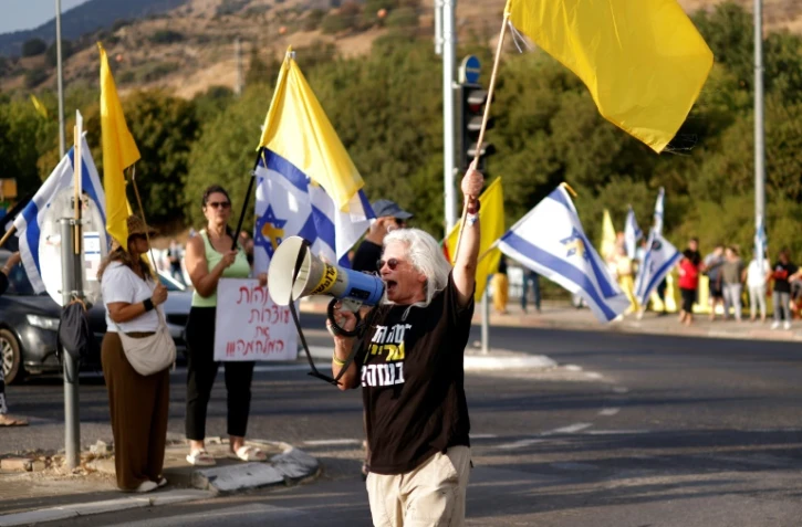 Des Israéliens manifestent près de Kiryat Shmona, dans le nord du pays, pour exiger du gouvernement un accord garantissant la libération des otages retenus à Gaza, le 17 août 2025