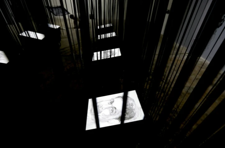 Photo d'archives prise le 30 août 2017 montrant des portraits dessinés par l'artiste syrienne Azza Abou Rebieh de ses proches détenus en Syrie, présentés lors d'une exposition organisée par Amnesty International dans la capitale libanaise Beyrouth