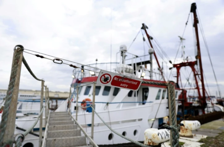 Photographie du 29 octobre 2021 d'un chalutier britannique dérouté au Havre par les autorités françaises, dont le capitaine est suspecté d'avoir pêché plus de deux tonnes de coquilles Saint-Jacques sans licence