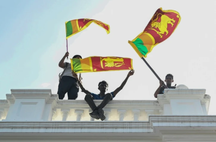 Des manifestants sri-lankais occupant les bureaux du Premier ministre, le 13 juillet 2022 à Colombo