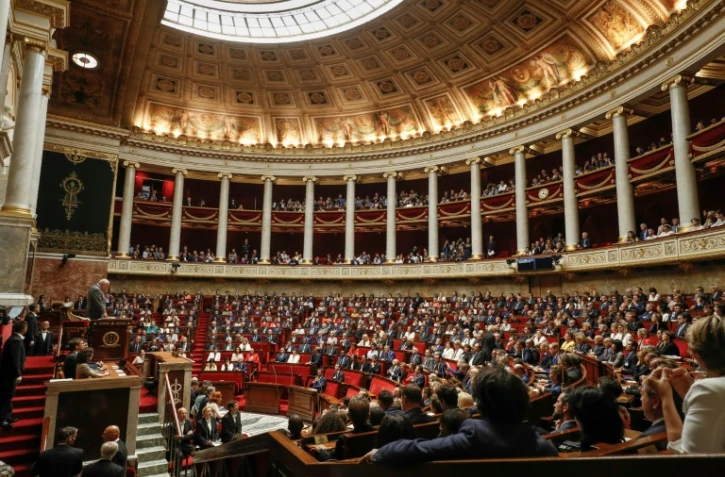 Le doyen des députés, Bernard Brochand (LR), donne le coup d'envoi de la XVe législature de la Ve République, le 27 juin 2017, devant une Assemblée profondément renouvelée, et avant l'élection de son nouveau président