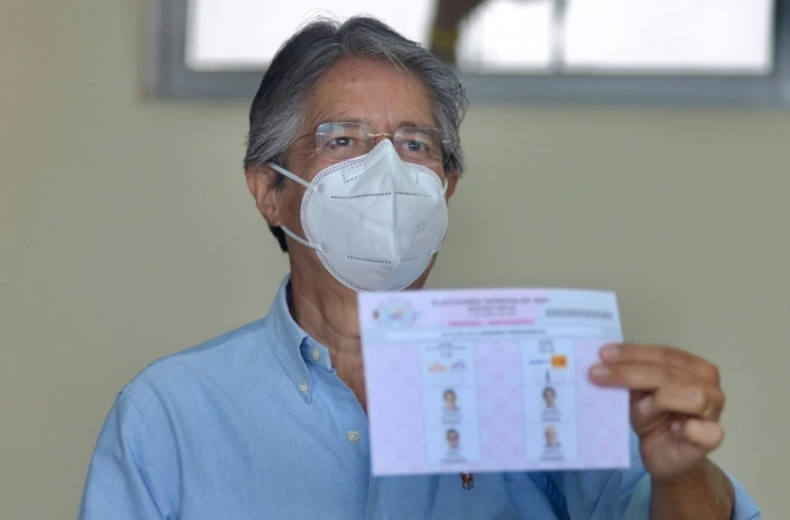 Le candidat à la présidentielle Guillermo Lasso vote à Guyaquil, le 11 avril 2021 en Equateur