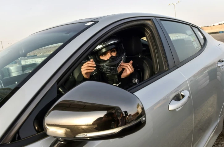 Rana Almimoni, une Saoudienne de 30 ans, au volant d'une voiture de sport sur une piste du parc Dirab Ă Ryad, le 19 juillet 2018