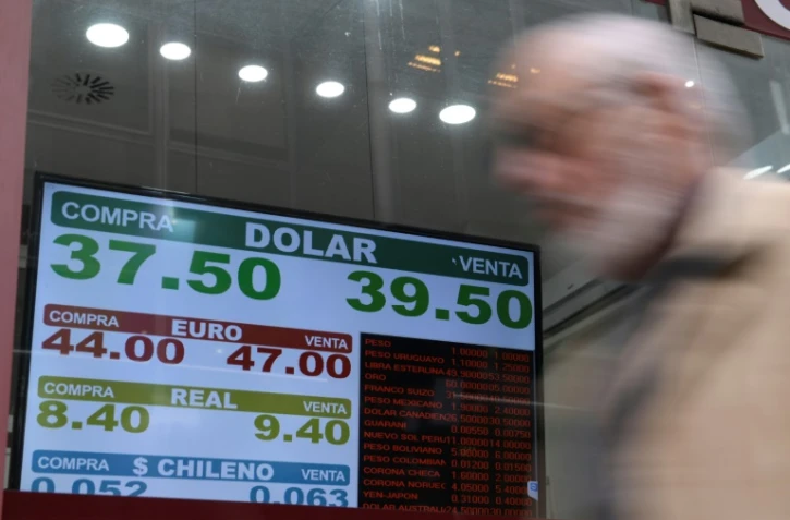 Les taux de changes affichés dans un bureau de change à Buenos Aires, le 3 septembre 2018