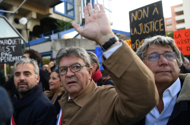Le leader de la France insoumise Jean-Luc Mélenchon (c) arrive au tribunal avec les députés Alexis Corbière (g) et Eric Coquerel (d), le 19 septembre 2019 à Bobigny