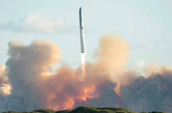 La mégafusée Starship de SpaceX décolle de la base Starbase, le 13 octobre 2025 au Texas