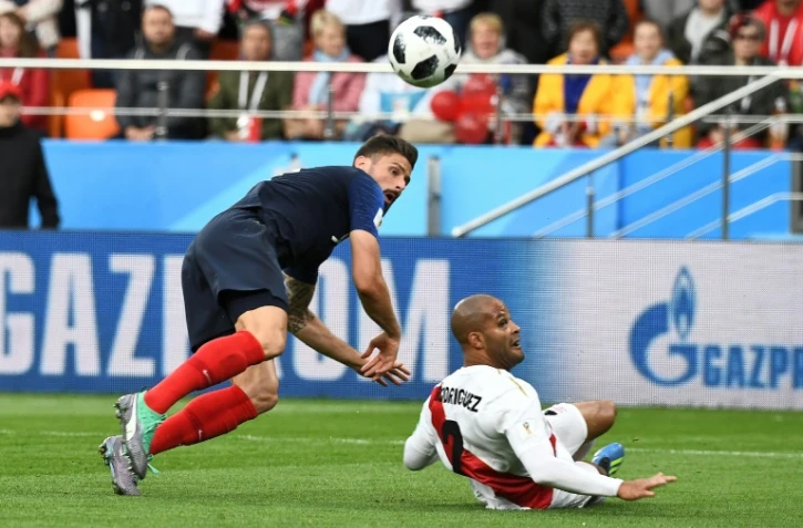 L'attaquant français Olivier Giroud lors de l'action à l'origine du but de Kylian Mbappé face au Pérou, le 21 juin 2018 à Ekaterinbourg