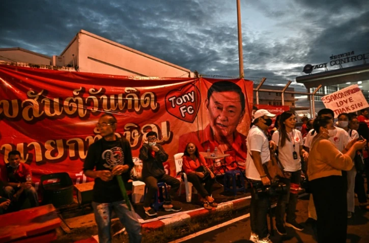 Des partisans de l'ex-Premier ministre Thaïlandais Thaksin Shinawatra attendent son arrivée à l'aéroport Don Muang à Bangkok, le 22 août 2023
