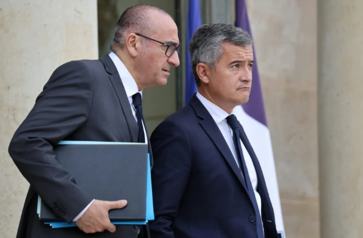 Le ministre de la Justice Gérald Darmanin (d) et le ministre de l'Intérieur Laurent Nuñez à la sortie du Conseil des ministres à l'Elysée, le 10 juin 2026 à Paris