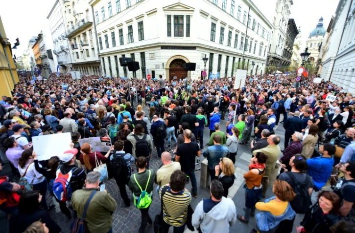 Manifestation devant l'Université d'Europe centrale à Budapest fondée par George Soros contre la fermeture de l'établissement, le 4 avril 2017