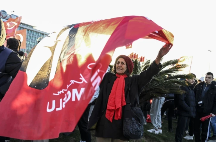 Des partisans du maire d'Istanbul, Ekrem Imamoglu, manifestent contre sa détention devant la municipalité d'Istanbul, le 19 mars 2025 en Turquie