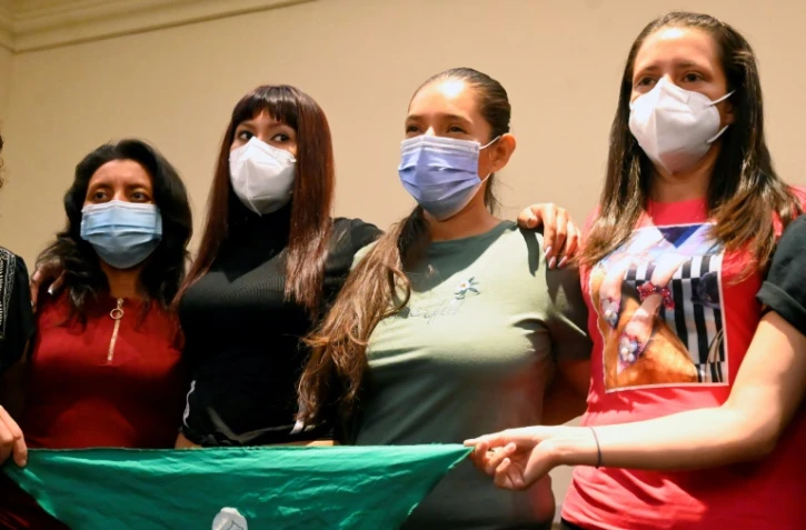 Les Salvadoriennes Elsy, Kenia, Evelyn et Karen, au cours d'une conférence de presse le 22 février 2022 à San Salvador