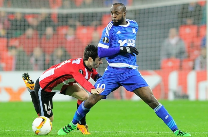 Le milieu de l'Athletic Bilbao Markel Susaeta (G) à la lutte avec le milieu de l'Olympique de Marseille Lassana Diarra lors de leur 16e de finale retour d'Europa League, le 25 février 2016 au stade San Mames de Bilbao