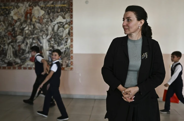 La proviseure Anouch Hakobian dans son école à Parakar, près d'Erevan, le 6 octobre 2023 en Arménie