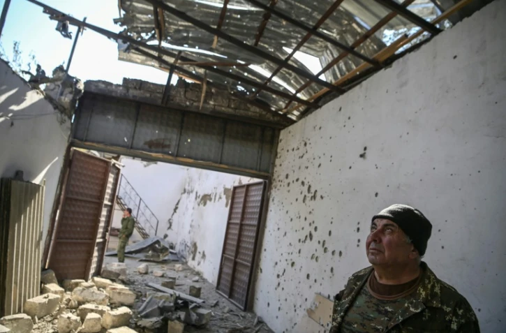 Micha Gyurjian, le maire de Martakert, au Nagorny Karabakh, dans un bâtiment de sa ville détruit par un bombardement, le 19 octobre 2020