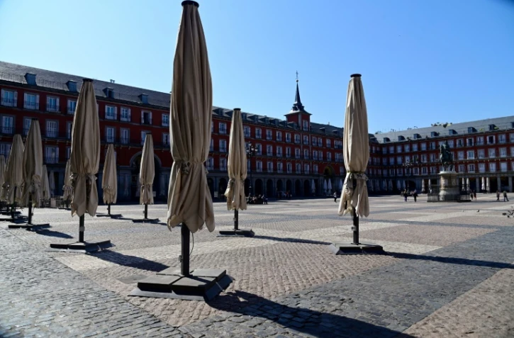 D'habitude bondée, la Plaza Mayor au centre de Madrid  désertée à cause du coronavirus le 14 mars 2020