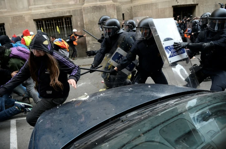 Des policiers poursuivent des manifestants séparatistes radicaux près du lieu où se tient la réunion du gouvernement, le 21 décembre 2018 à Barcelone