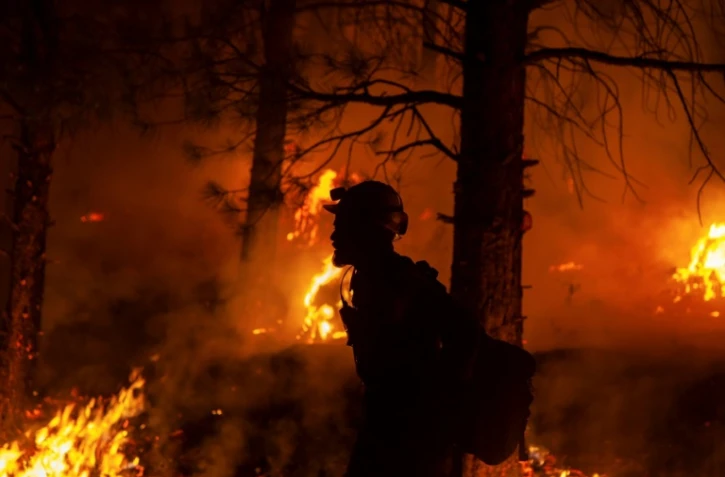 Des soldats du feu combattent le Bootleg Fire dans l'Oregon, le 15 juillet 2021
