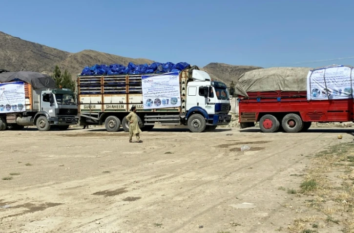 Des camions de L'organisation internationale de la migration (OIM) chargés de matériel et d'aide pour les victimes du séisme dans la province de Paktika, stationnés à Kaboul, le 24 juin 2022 en Afghanistan