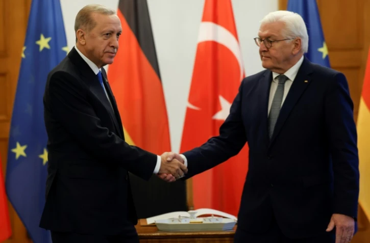 Le président allemand Frank-Walter Steinmeier (droite) serre la main du chef de l'Etat turc Recep Tayyip Erdogan, le 17 novembre 2023 à Berlin