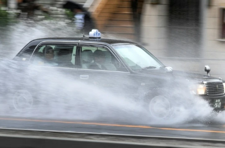 Un taxi dans une rue de Tokyo à l'approche du typhon Hagibis, le 12 octobre 2019