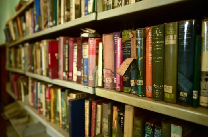 Des rayonnages de livres endommagés à la bibliothèque McMillan datant de l'époque colonial, le 24 juillet 2018 à Nairobi, au Kenya