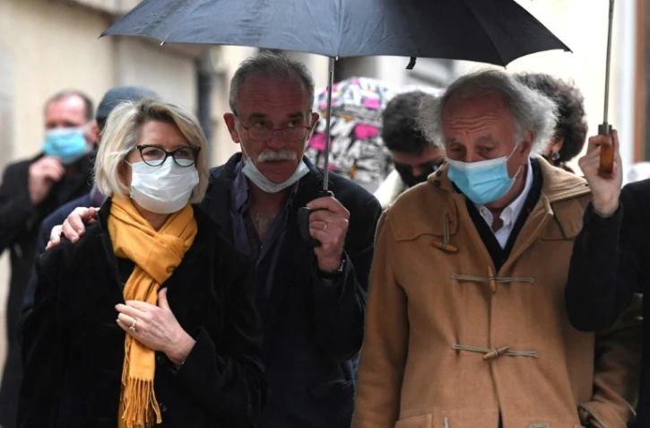 Le parents d'Alexia Daval, Isabelle et Jean-Pierre Fouillot (C) avec leur avocat Gilles-Jean Portejoie, Ă Vesoul le 19 novembre 2020