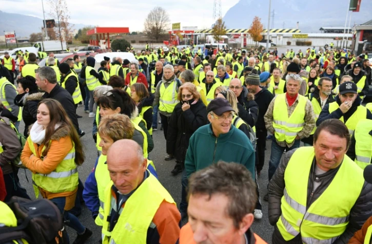 Des manifestants "gilets jaunes" le 17 novembre 2018 sur la RN 90 entre Albertville et Chambéry