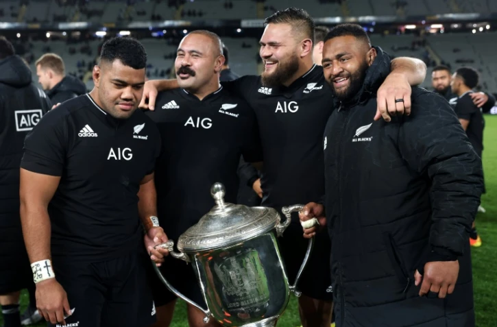 Les joueurs des All Blacks Samisoni Taukei'aho, Karl Tu'inukuafe, Angus Ta'avao et George Bower avec la Bledisloe Cup après leur victoire (57-22) contre l'Australie en Rugby Championship, à l'Eden Park d'Auckland, le 14 août 2021