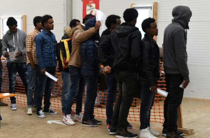 Des migrants attendent de se faire enregistrer dans un centre pour demandeurs d'asile, le 15 novembre 2016 à Erding, près de Munich,en Allemagne