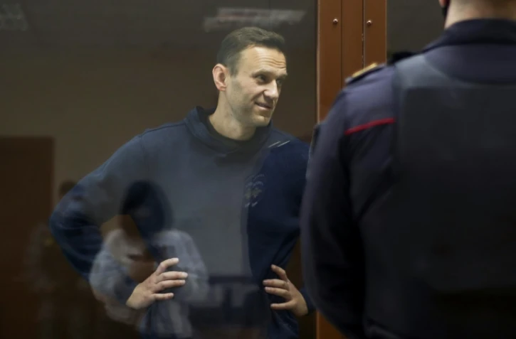 L'opposant russe Alexeï Navalny, dans un box en verre, lors de son procès en diffamation, le 5 février 2021 à Moscou