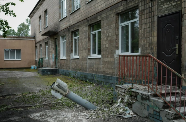 Un missile non explosé fiché au pied d'un immeuble à Lyssytchansk, dans le Donbass (est de l'Ukraine), le 14 mai 2022