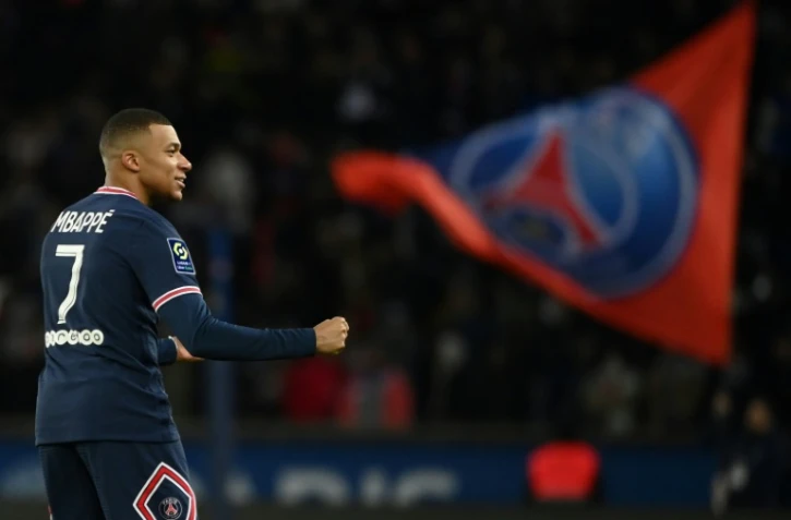 La joie de l'attaquant Kylian Mbappé, après avoir marqué le 3e but du PSG face à Lorient, lors de la 30e journée de Ligue 1, le 3 avril 2022 au Parc des Princes
