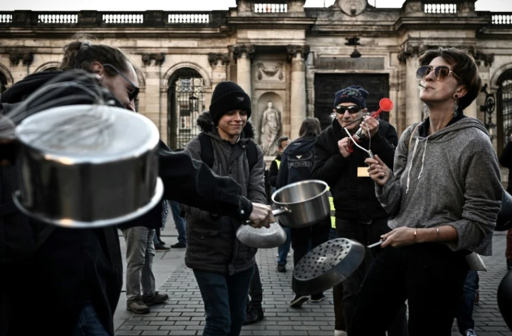 Concert de casseroles en signe de protestation contre la réforme des retraites et l'allocution du président Emmanuel Macron, le 17 avril 2023 à Bordeaux