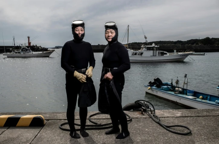 Michiko Hashimoto, 66 ans (à gauche) et sa soeur Hideko, 62 ans, deux plongeuses "amas" à Toba le 12 octobre 2018