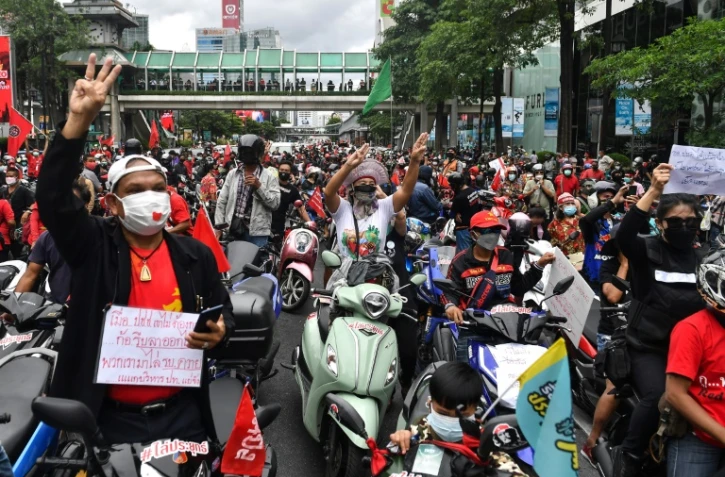 Des manifestants défilent à Bangkok pour demander la démission du Premier ministre Prayuth Chan-O-Cha, le 15 août 2021 en Thaïlande